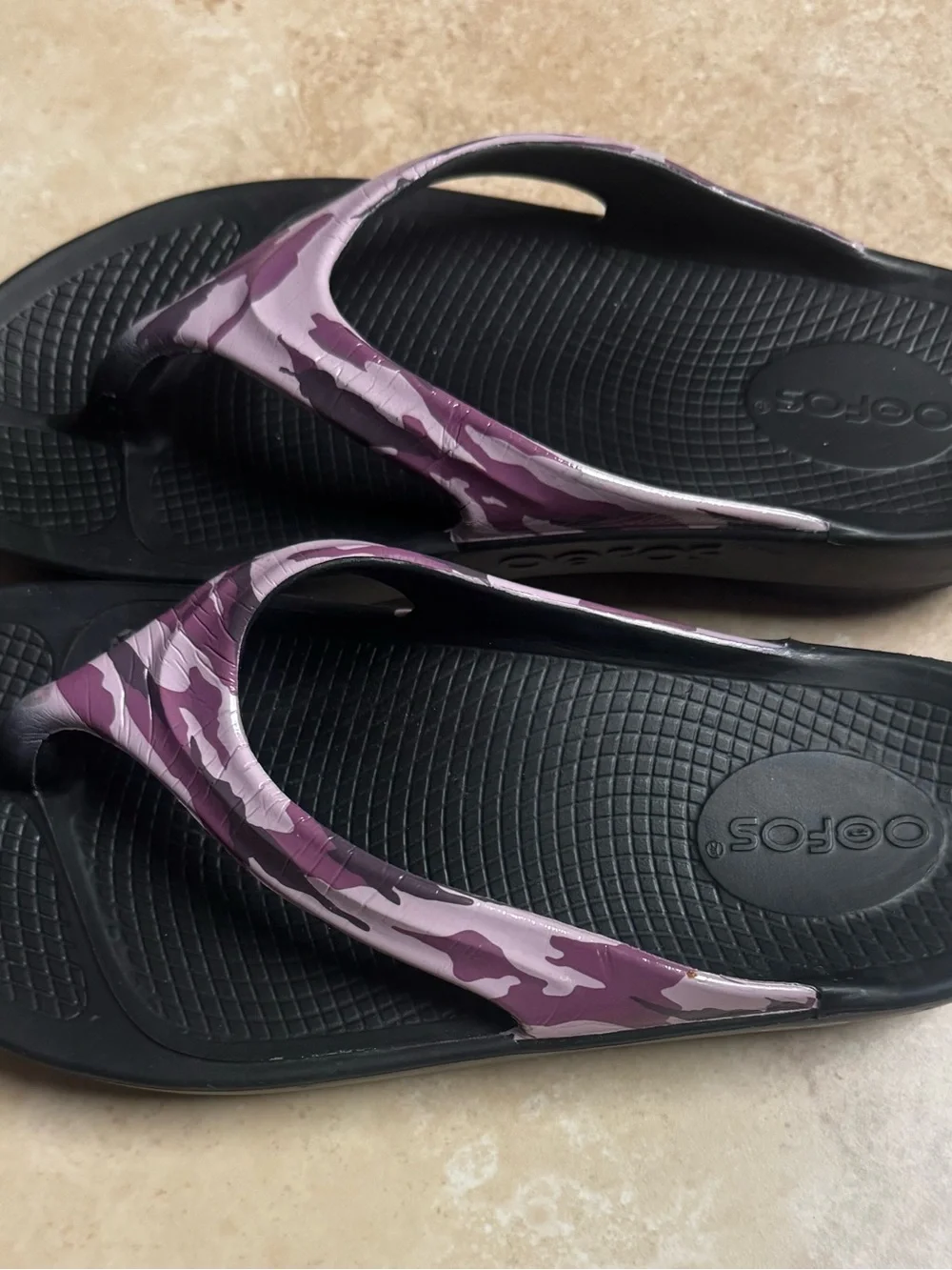 OOFOS OOlala Recovery black with Purple/Violet Camo Thong Sandals Size 39
